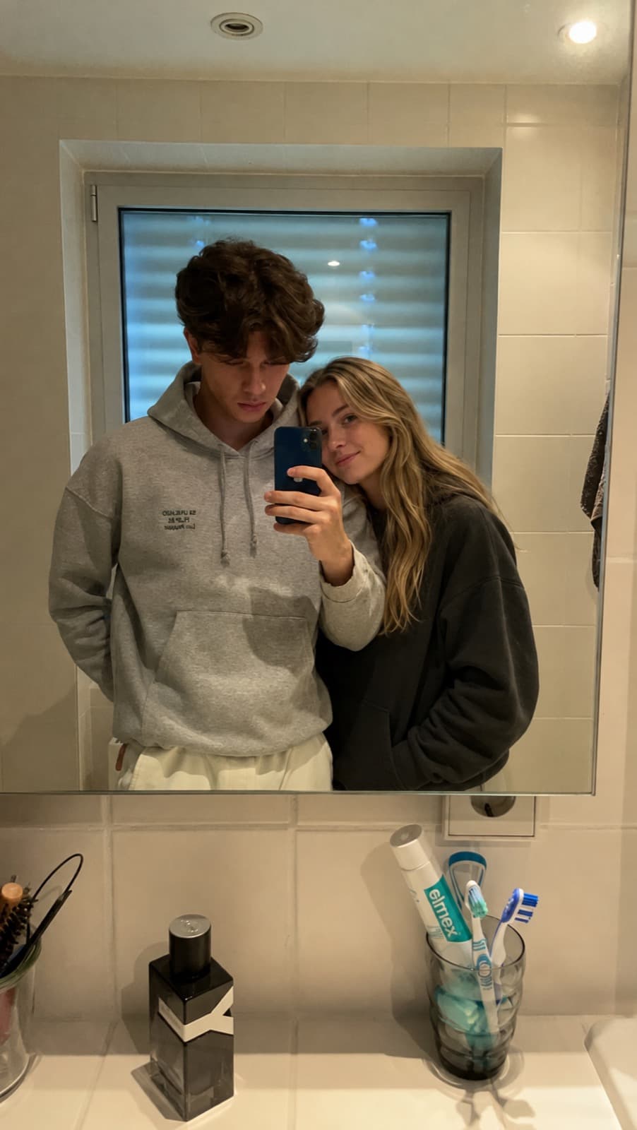 Le même selfie avec une personne ajoutée à côté