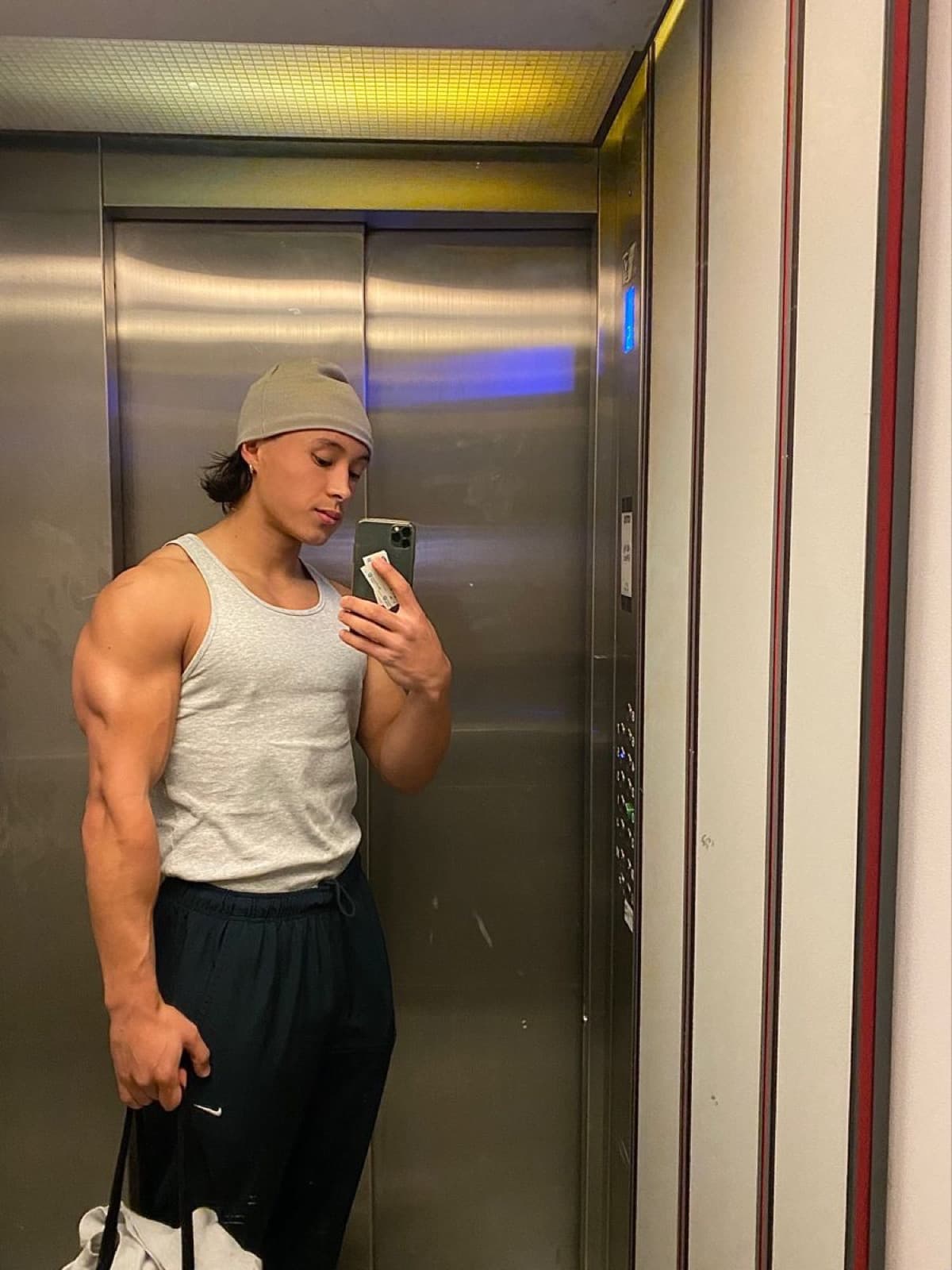 Selfie en solo dans un ascenseur
