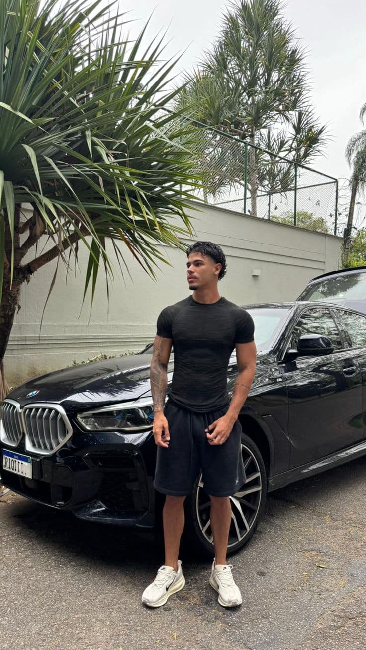 Photo en solo devant une voiture