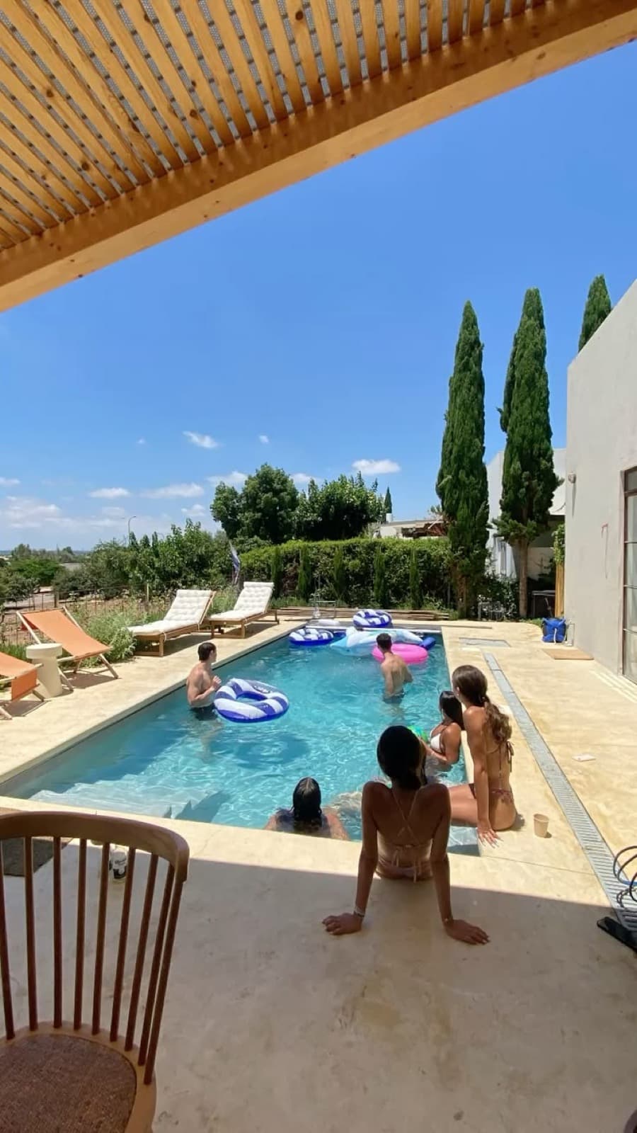 La même piscine avec des amies ajoutées en train de nager