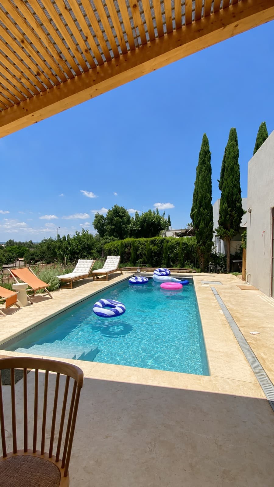 Piscine vide vue depuis une terrasse
