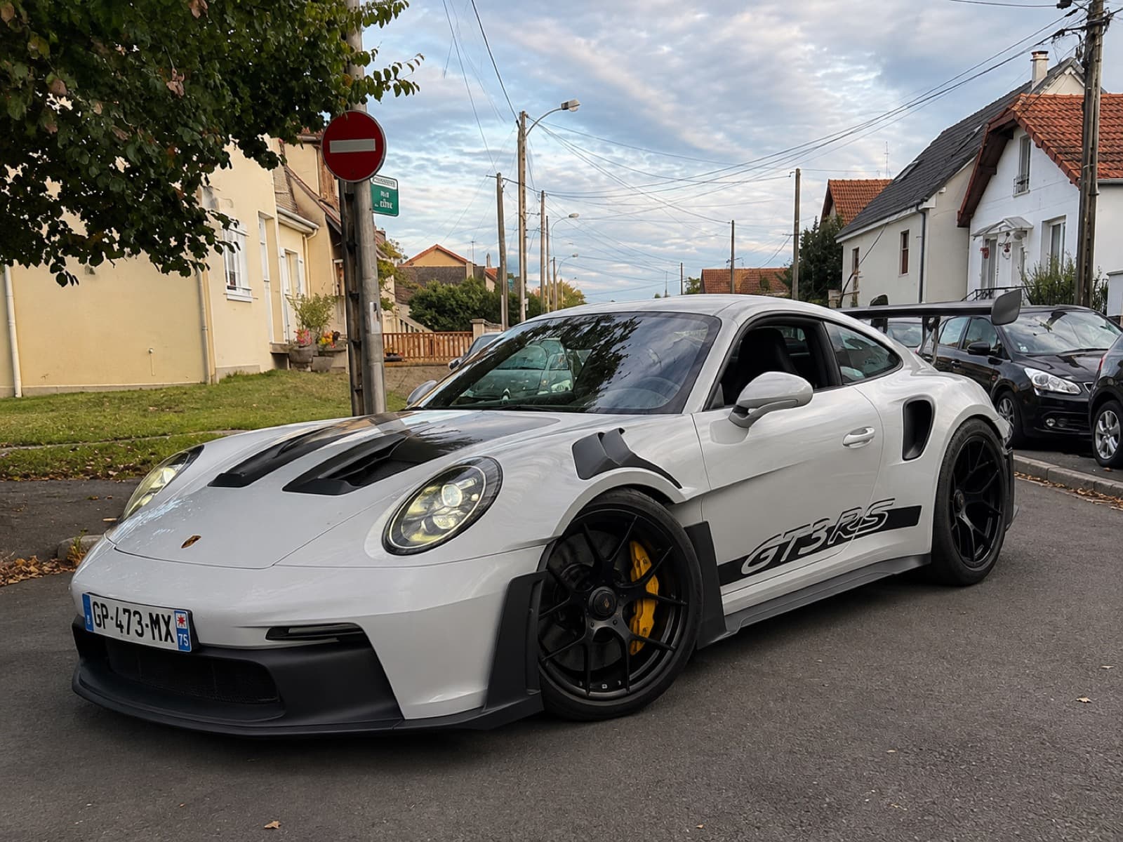 La même rue avec une Porsche GT3 RS à la place